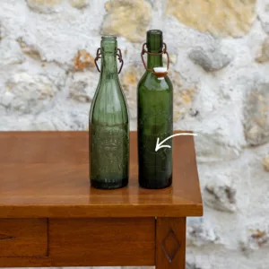 Bouteille vintage avec fermoir verte foncé