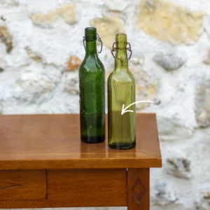 Bouteille vintage en verre vert clair avec fermoir