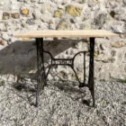 Table vintage pied singer