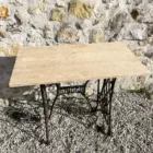 Table vintage pied singer