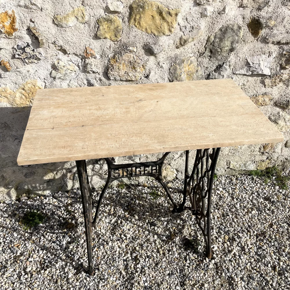 Table vintage pied singer