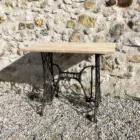 Table vintage pied singer