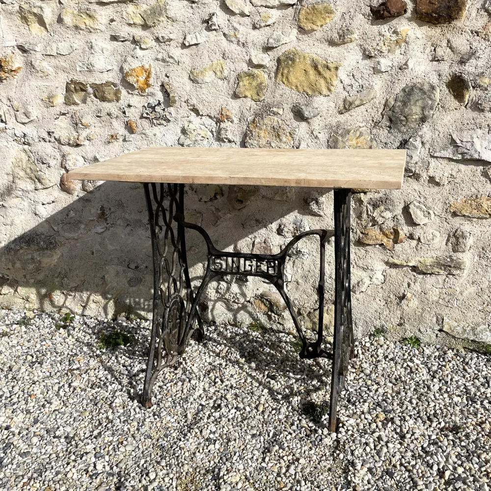 Table vintage pied singer