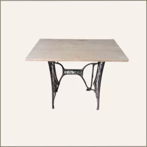 Table vintage pied singer