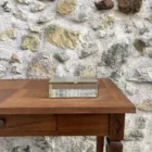 Boîte en verre et bords dorés facettées