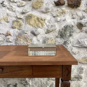 Boîte en verre et bords dorés facettées