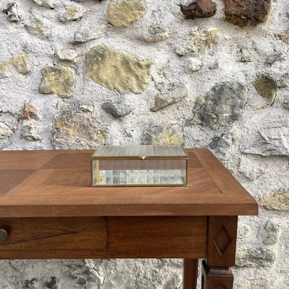 Boîte en verre et bords dorés facettées Boîte en verre et bords dorés facettées