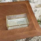 Boîte en verre et bords dorés facettées