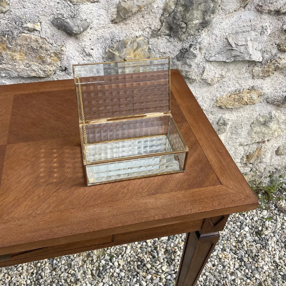 Boîte en verre et bords dorés facettées