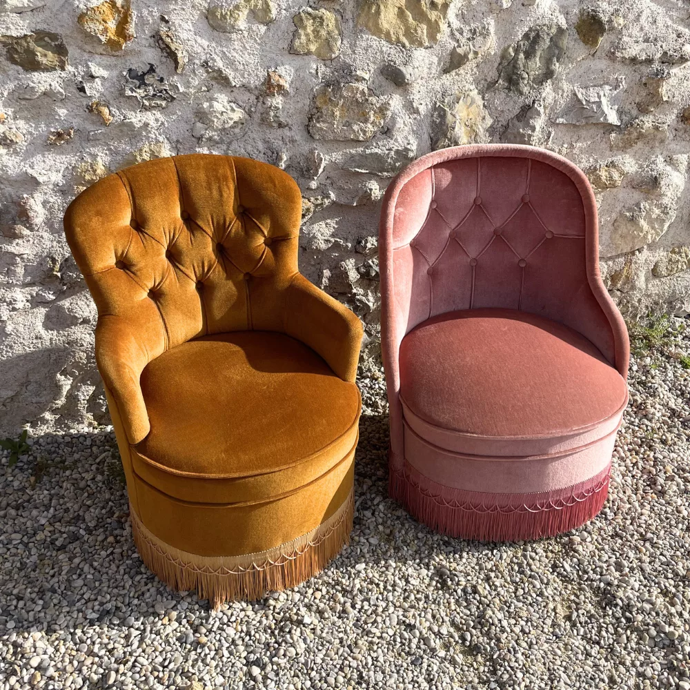 Duo de fauteuils crapaud rose baby et bronze Duo de fauteuils crapaud rose baby et bronze
