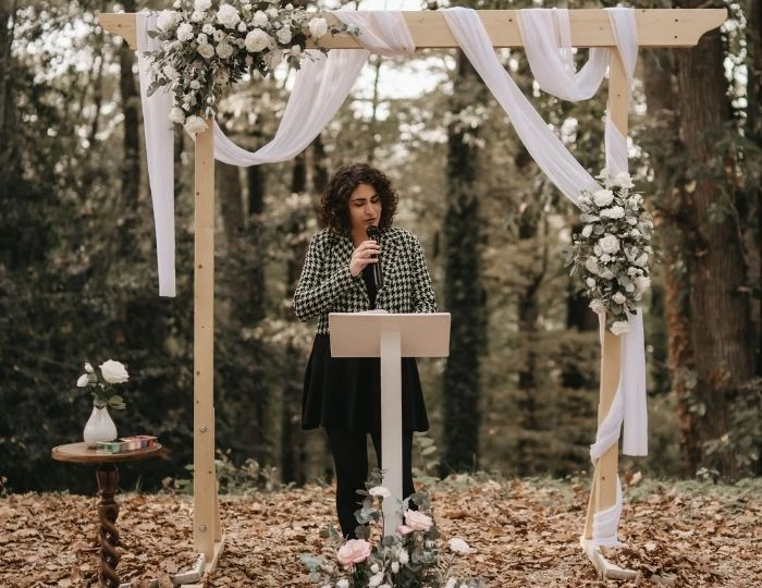 D&eacute;coration naturelle et simple pour une c&eacute;r&eacute;monie la&iuml;que