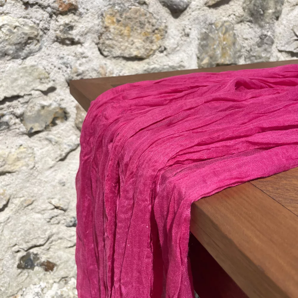 Chemin de table rose fuschia Chemin de table rose fuschia