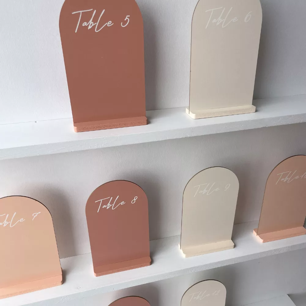 Signalétique numéros de table nude, blush et terracotta