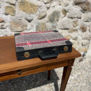 Valise tissée bordeaux et blanche