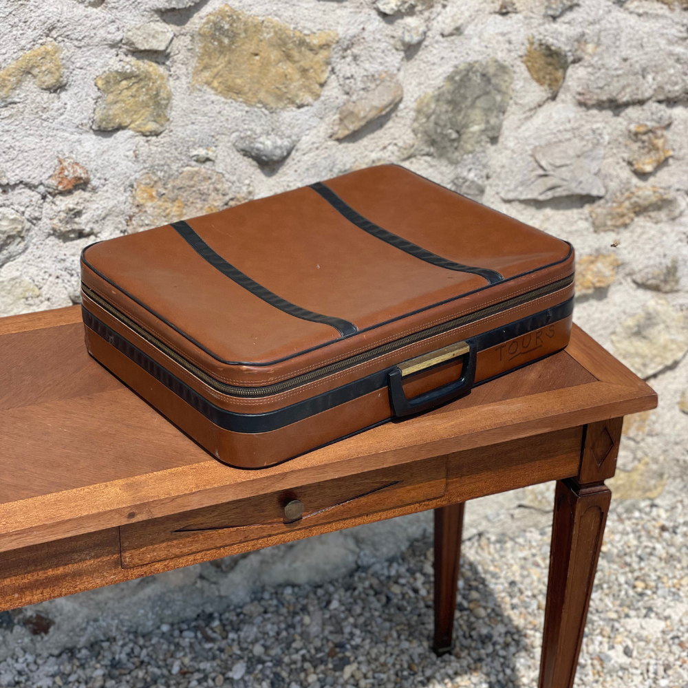 Valise vintage marron et traits noirs Valise vintage marron et traits noirs