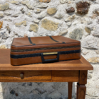 Valise vintage marron et traits noirs