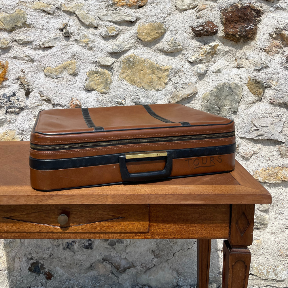 Valise vintage marron et traits noirs