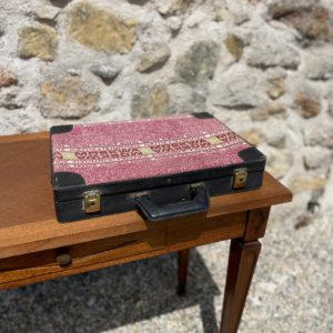Valise vintage tissée bordeaux et blanche