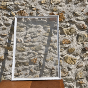 Cadre en bois blanc et plexi
