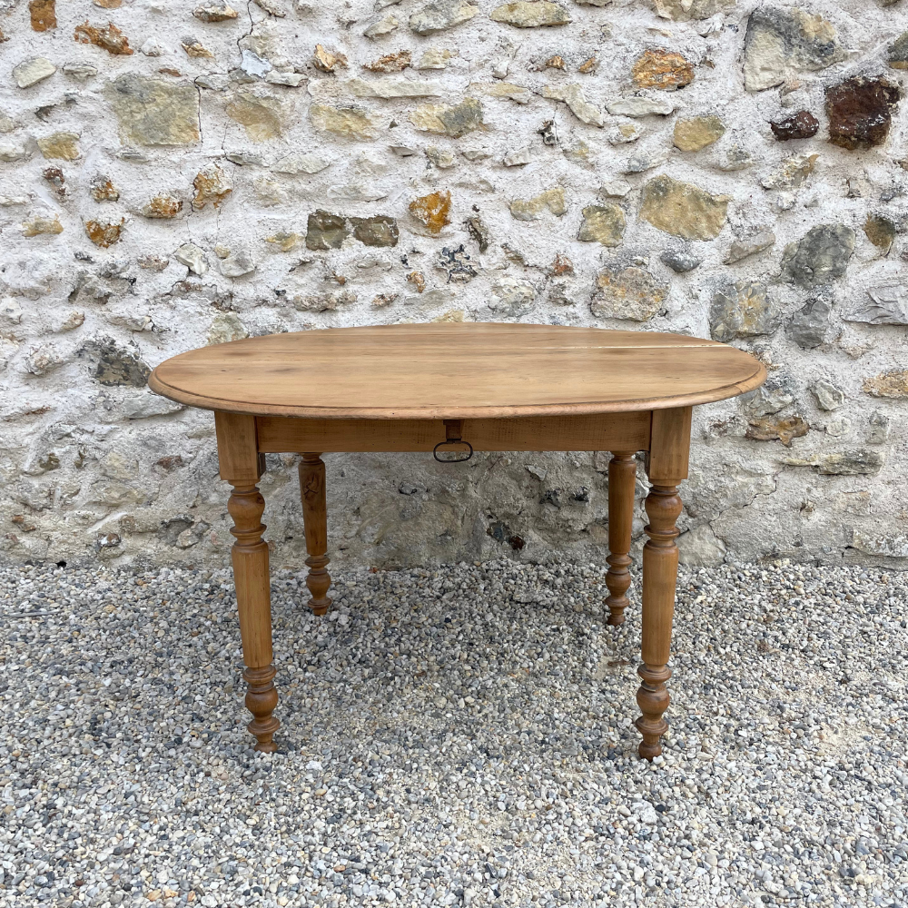 Table ronde vintage en bois Table ronde vintage en bois