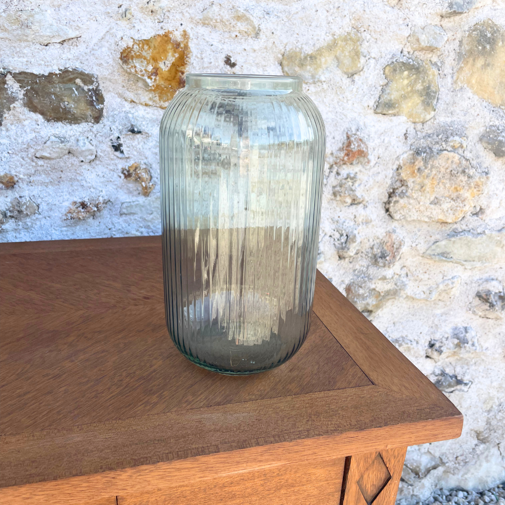 Vase strié vert lisse