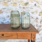Vase strié vert lisse