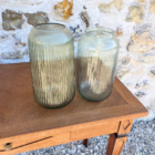 Vase strié vert lisse